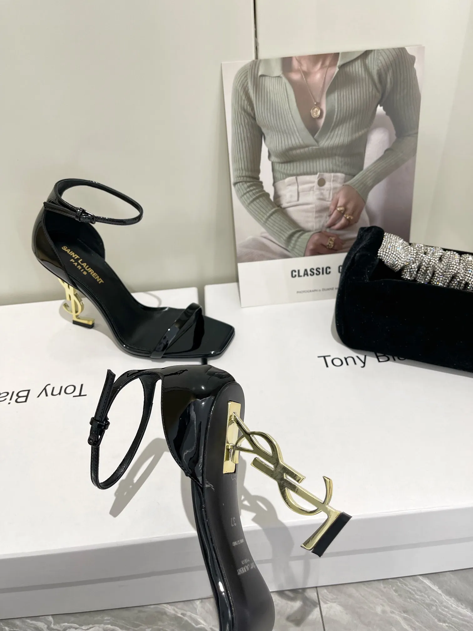 👟👟Ex-factory price👟👟Ex-factory price 520✨ "SAINT LAUREN*" "𝗦𝗔𝗜𝗡𝗧 𝗟𝗔𝗨𝗥𝗘𝗡*" 💥ysl Saint Laurent classic high-heeled shoes Only YSL understands women’s hearts best🧡Doesn’t accept refutation🙅‍♂️Super invincible feminine artifact👠A must-have for women😊 (✅Full-body customization, in-house molded toe hardware, perfect consistency)⚠️Compare the differences between pictures and products on the market😋 Upper: Customized imported cotton silk weaving/Imported calf patent leather Lining: Imported🐑sheep leather Sole: Imported genuine leather outsole Thickness: 9cm Color: black paint with gold, black leather with black Size: 35-39 (full set of packaging)